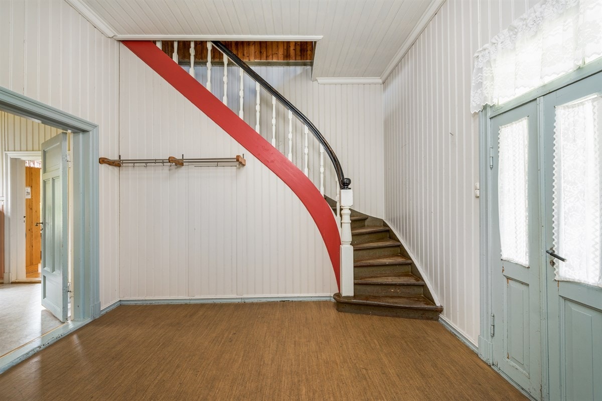 Boligens hovedinngang er via koselig bislag med fine utskjæringer Galleribilde