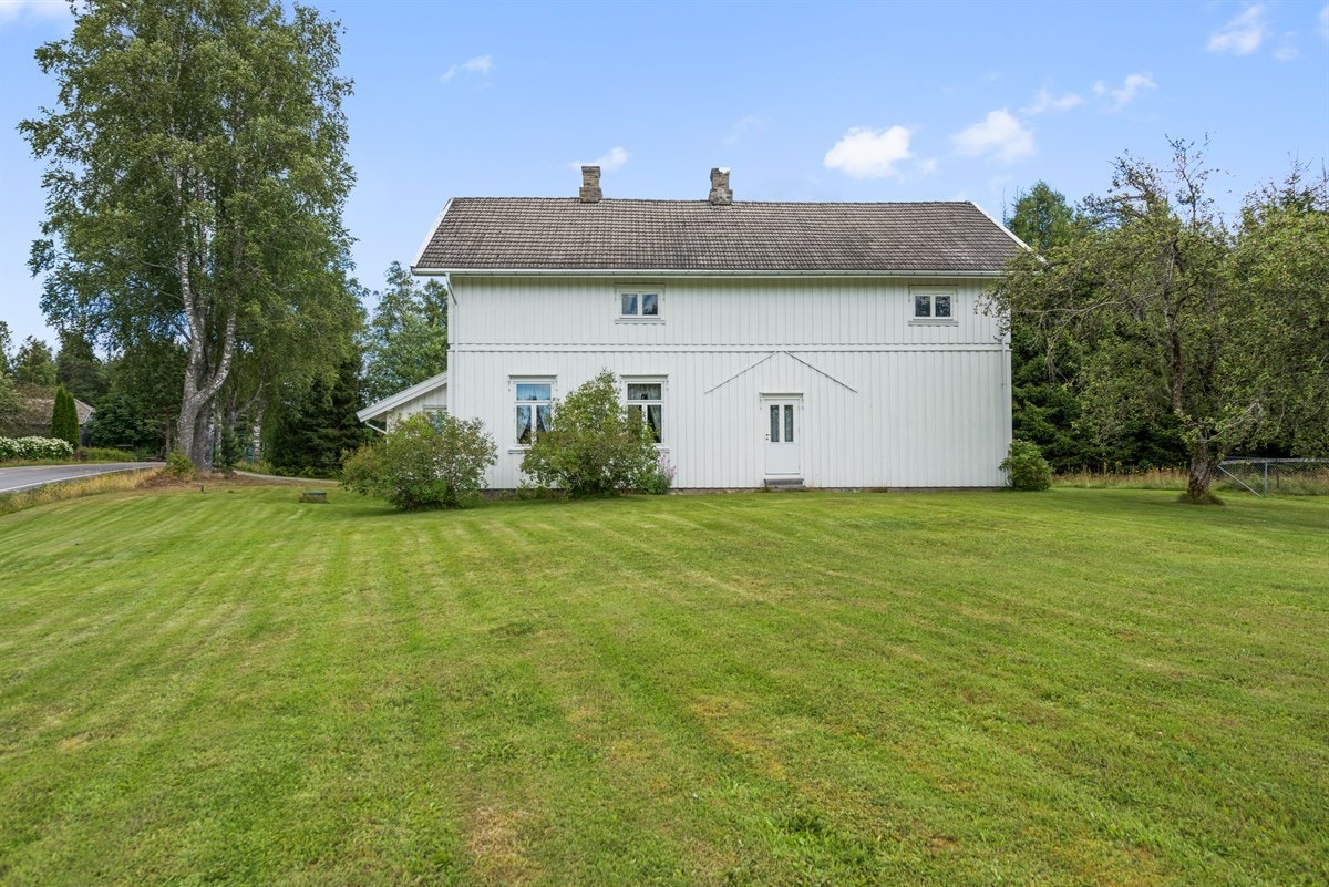 Eiendommen på 5229 kvm ligger landlig til med spredt bebyggelse Galleribilde