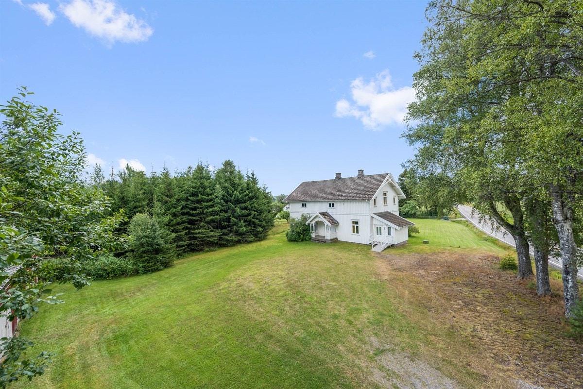 Eiendommen har en romslig gårdsplass med mange muligheter Galleribilde