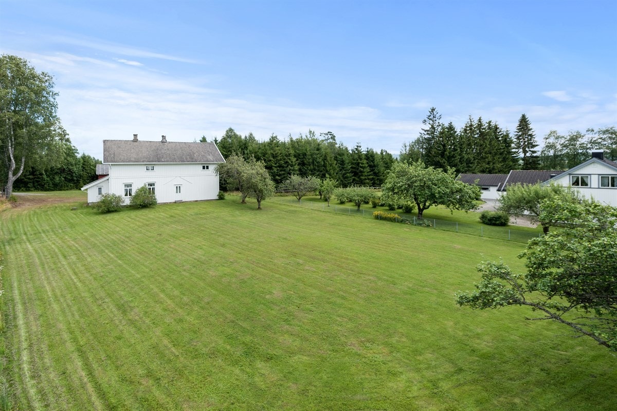 Tomten har gode solforhold og er pent opparbeidet med store plenarealer. Galleribilde