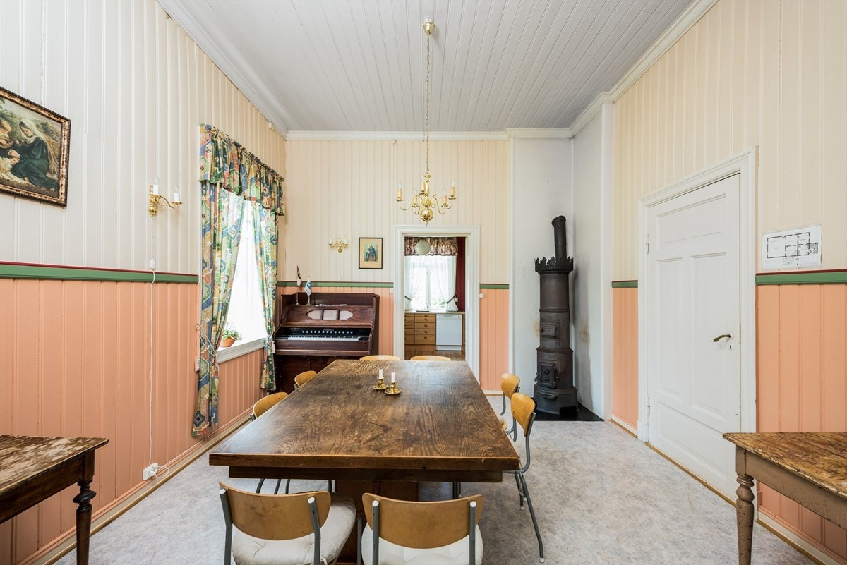 Hovedsalen har en flott etasjeovn, mens det mindre rommet har en sjarmerende prinsesseovn i hjørnet. Galleribilde