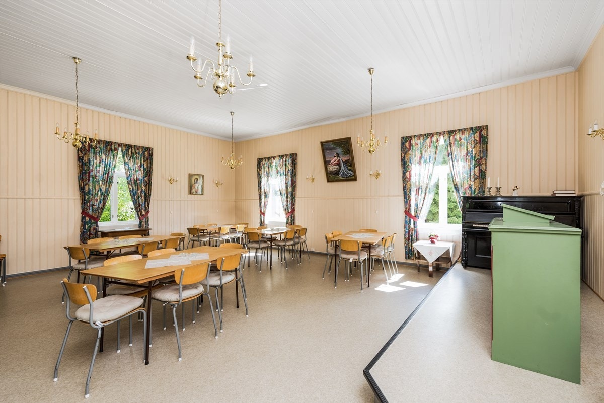 Bygget har en romslig sal i første etasje med gode vindusflater. Galleribilde