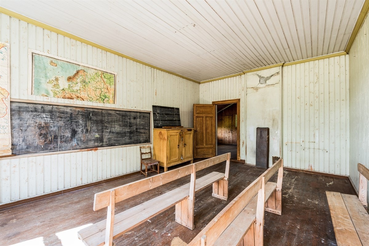 I andre etasje er det to innredede rom, der den opprinnelige skolen er bevart. Galleribilde