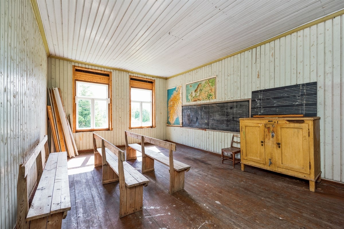 Spesielt det ene rommet gir en følelse av å gå tilbake i tid, der en stor krittavle er montert på en av veggene. Galleribilde