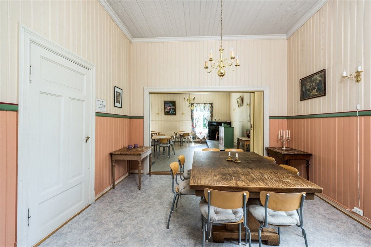 Fra salen er det tofløyet skyvedør inn til en mindre del. Galleribilde