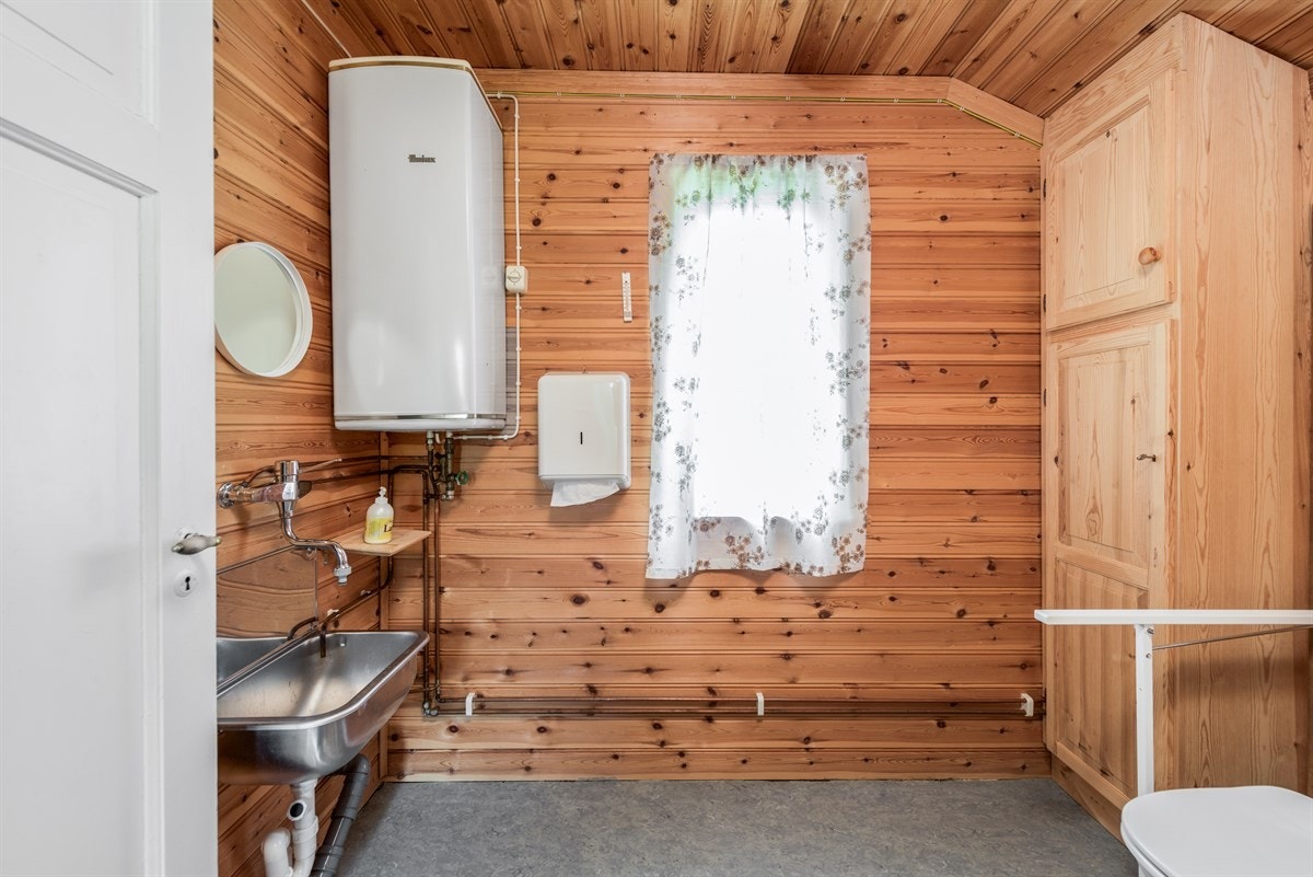 Boligen inneholder ingen bad, men to separate wc i tilbygg fra 1992 Galleribilde