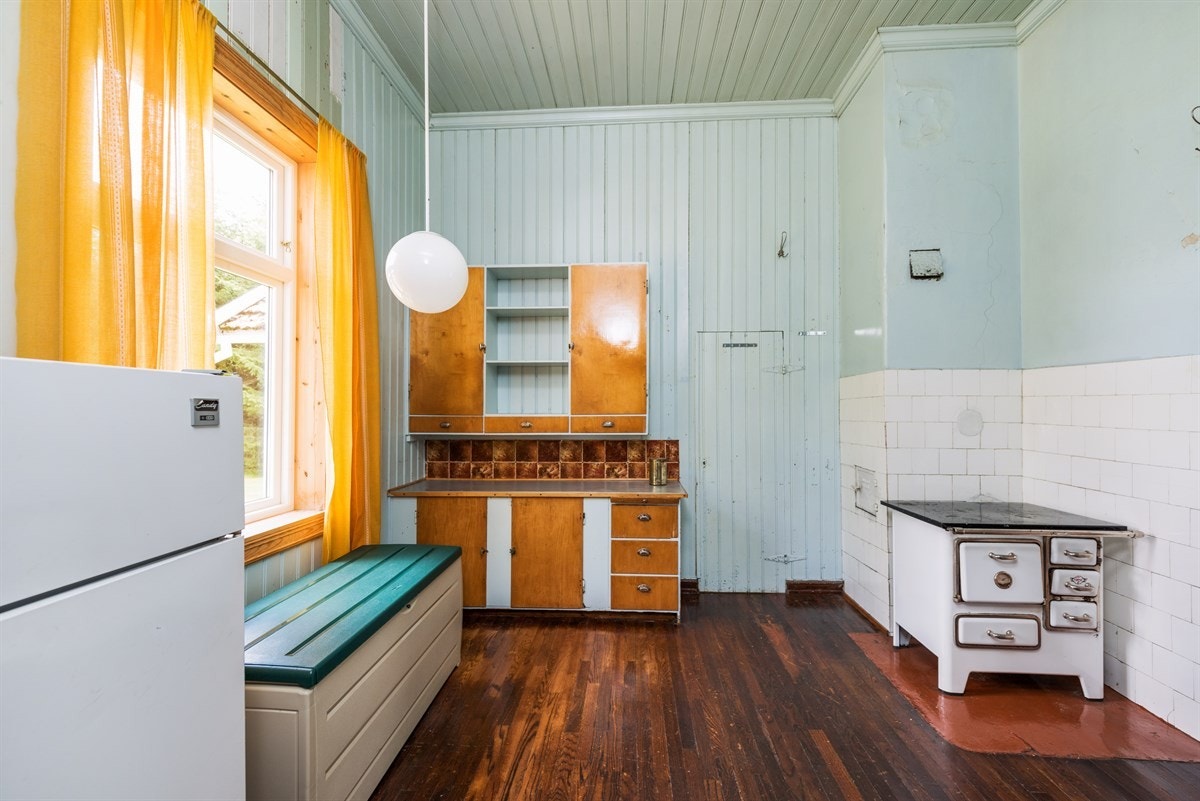 Sjarmerende rom med vegger holdt i en nostalgisk, lys grønntone. Galleribilde