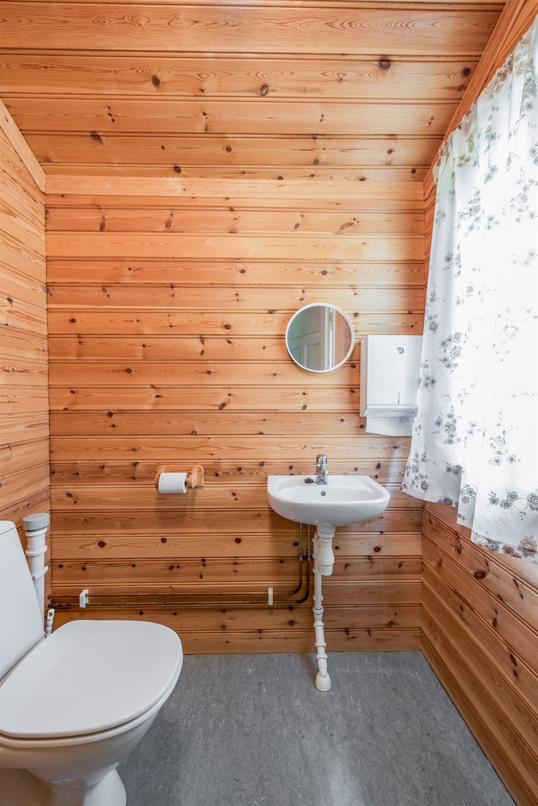 Det andre toalettet har porselensservant og frittstående toalett Galleribilde