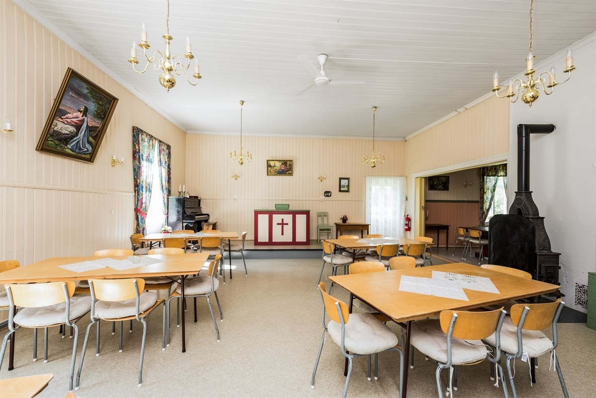 Rommet er innredet med talerstol og opphøyet scene, da det er blitt benyttet som forsamlingslokale Galleribilde