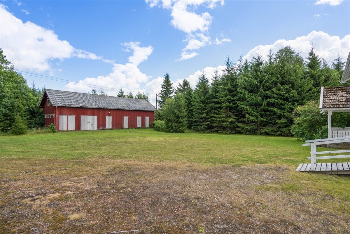 Rødmalt uthus med gode lagringsmuligheter. Tidligere grishus. Galleribilde