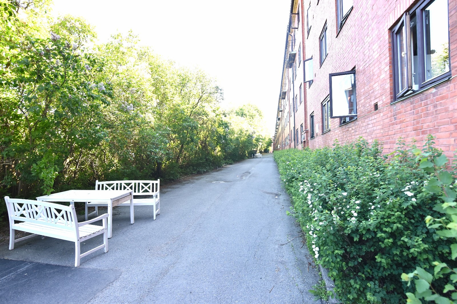 Trivelig bakgård med sittegrupper Galleribilde