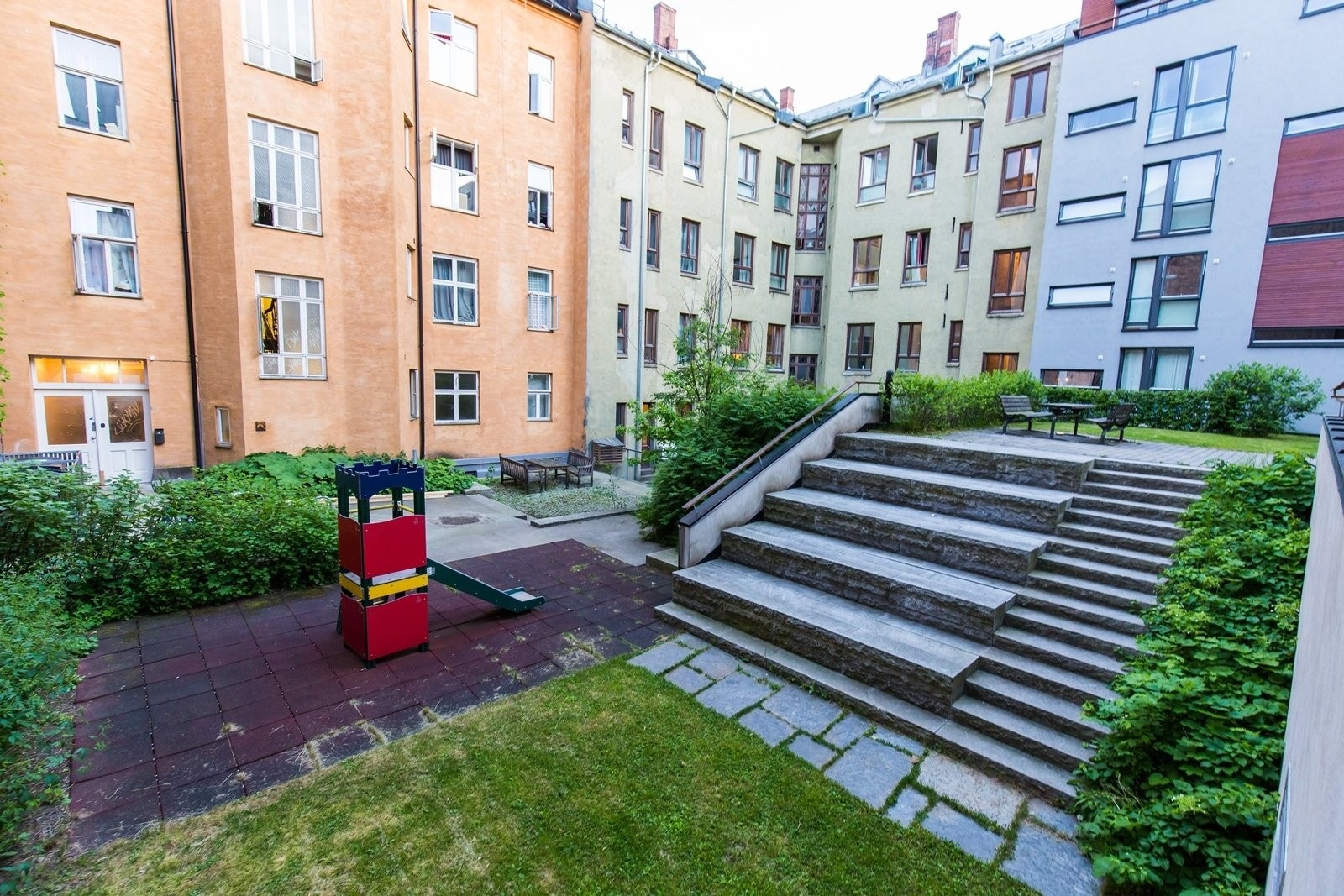 Lekeplass. Plenen er opp trappen og til høyre Galleribilde