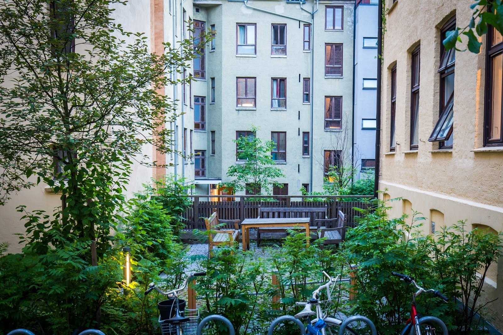 Grillsted bak leilighetskomplekset Galleribilde