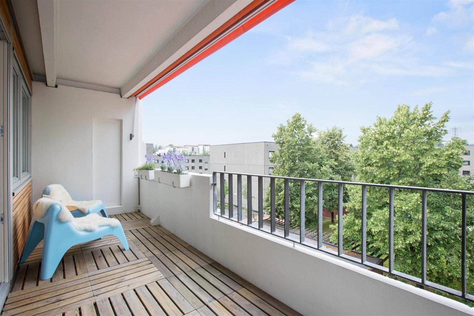 Stor og solrik nordvestvendt terrasse med tretremmer og markise fra 2012. Balkongen er oppgradert i 2007. Galleribilde