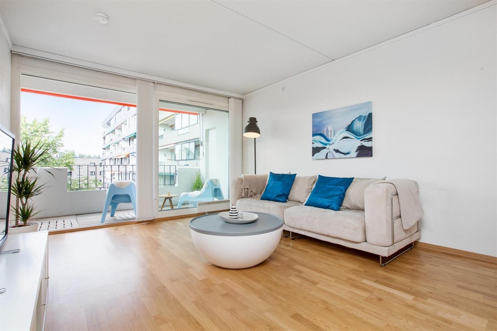 Stort vindu og skyvedør med utgang til stor solrik vestvendt terrasse med ettermiddag og kveldssol. Galleribilde