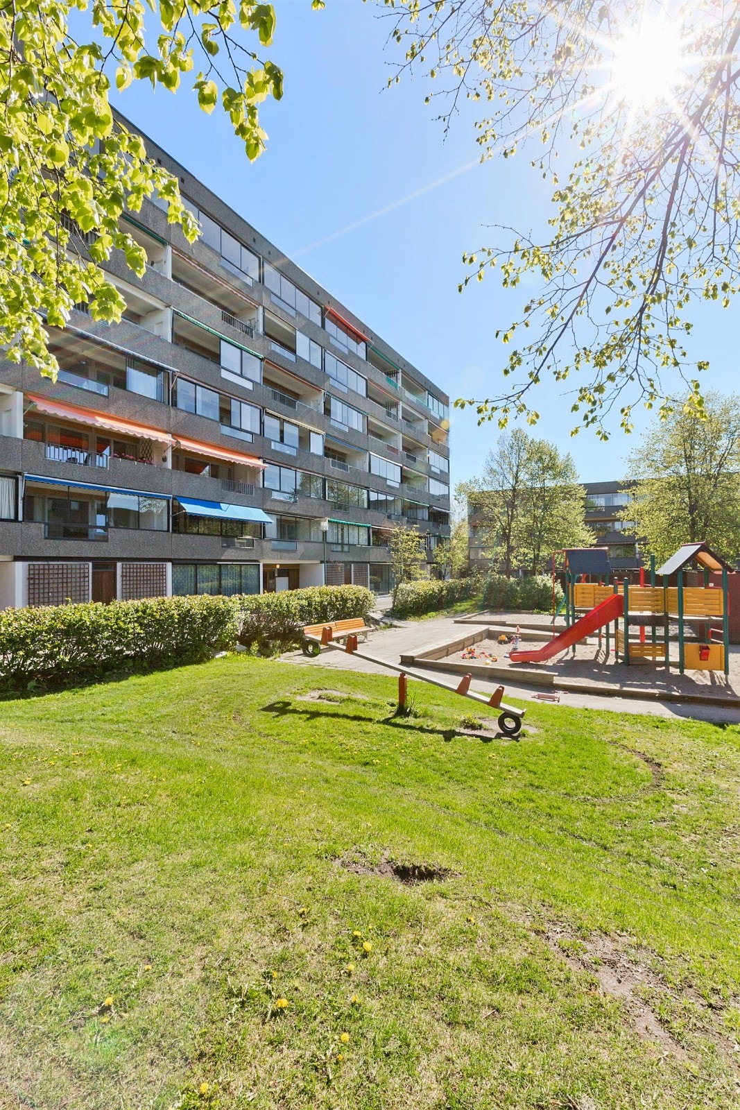 Områdebilde. Det er fint opparbeidet tomt med både sittegrupper, lekeapparater, bordtennisbord mm. Galleribilde