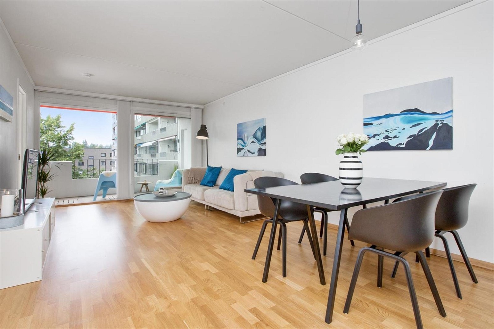 Det er god plass i stuen for både stort spisebord og sofagruppe. Galleribilde