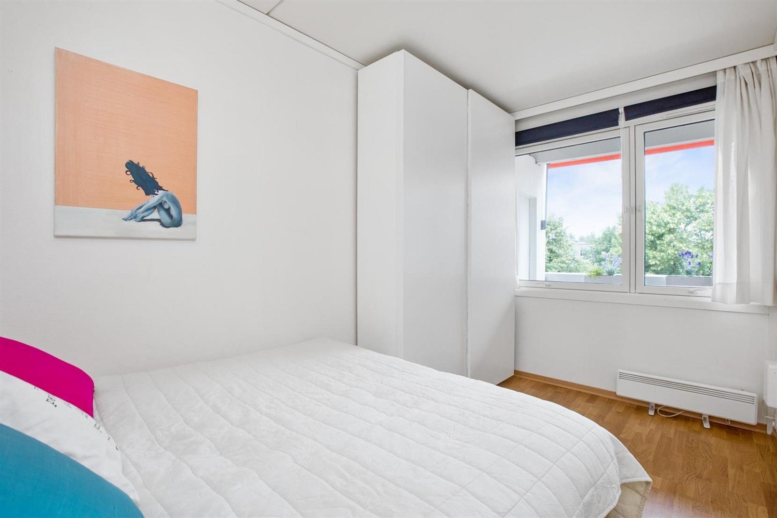 Fint soverom med garderobeskap. Galleribilde