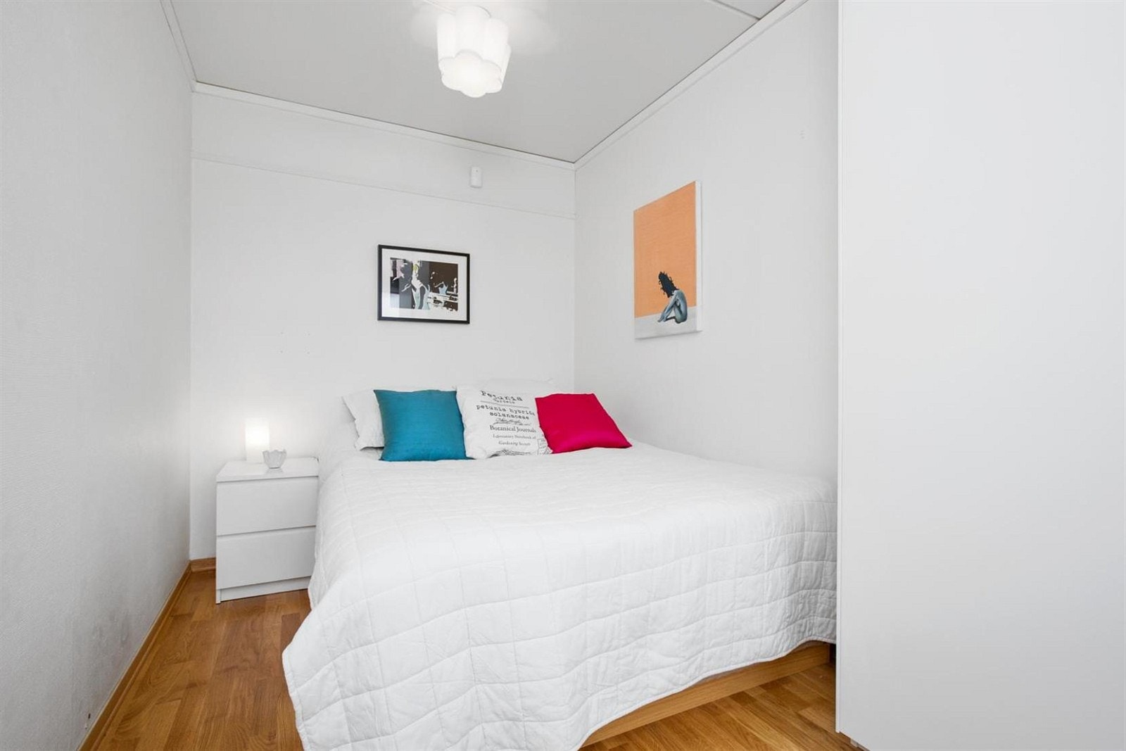 Fint soverom med garderobeskap. Galleribilde