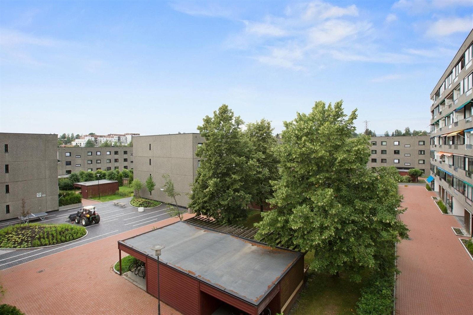 Utsyn fra terrassen. Veldrevet borettslag og fine opparbeidet internveier. Galleribilde