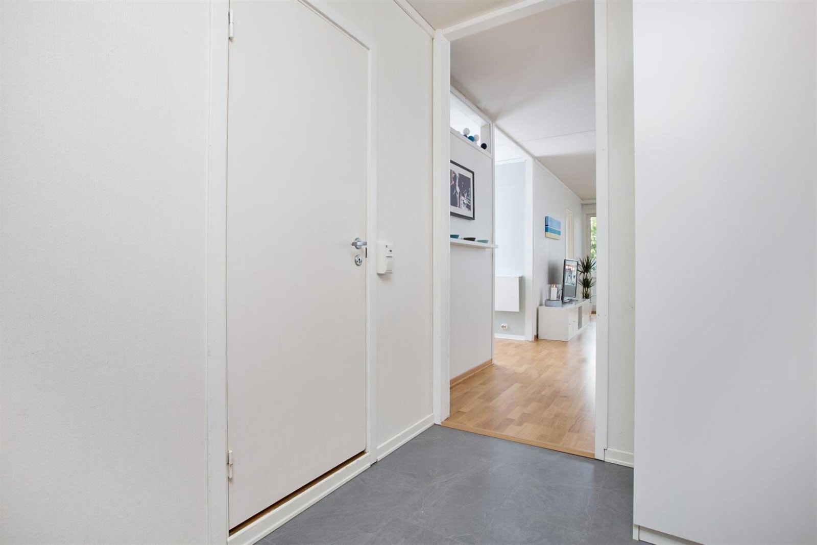 Velkommen til toppleiligheten i Hovseterveien 32 A. Entre med fint laminat og garderobeskap. Inngang fra entre til bad/wc/vaskerom, stue og walk-in closet. Galleribilde