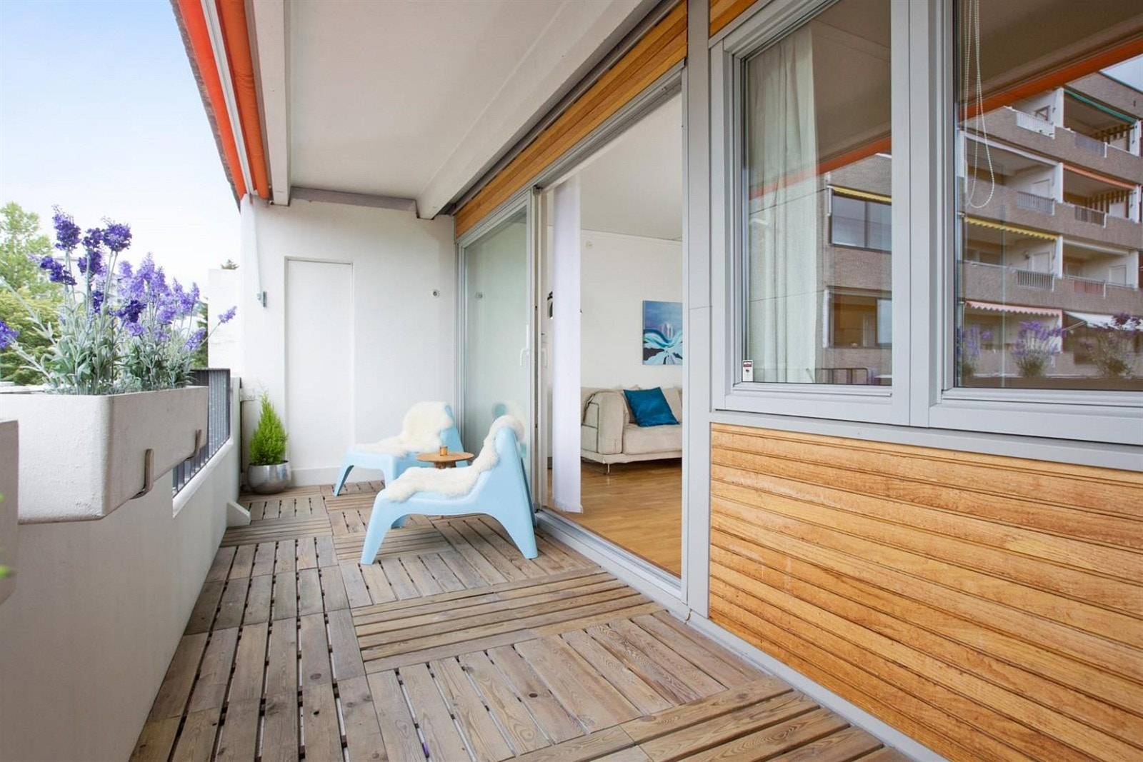 Stor og solrik nordvetsvendt terrasse på ca. 10 kvm. Markise fra 2012. Galleribilde