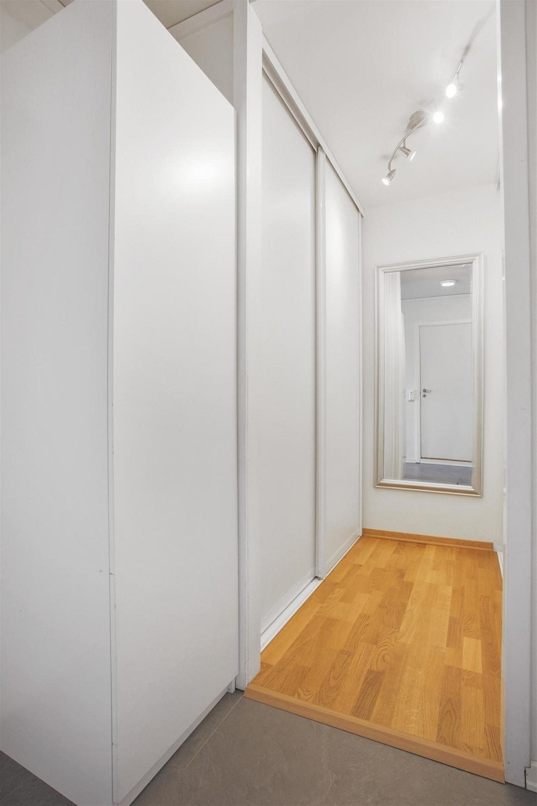 Fra entre er det innredet til en walk-in closet med meget god skapplass med garderobeskap med skyvedører. Galleribilde