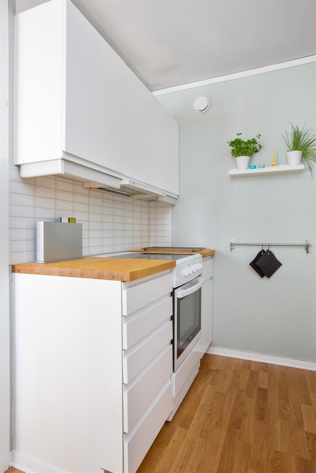 Fint hvit og kjøkken med klassisk innredning. Galleribilde