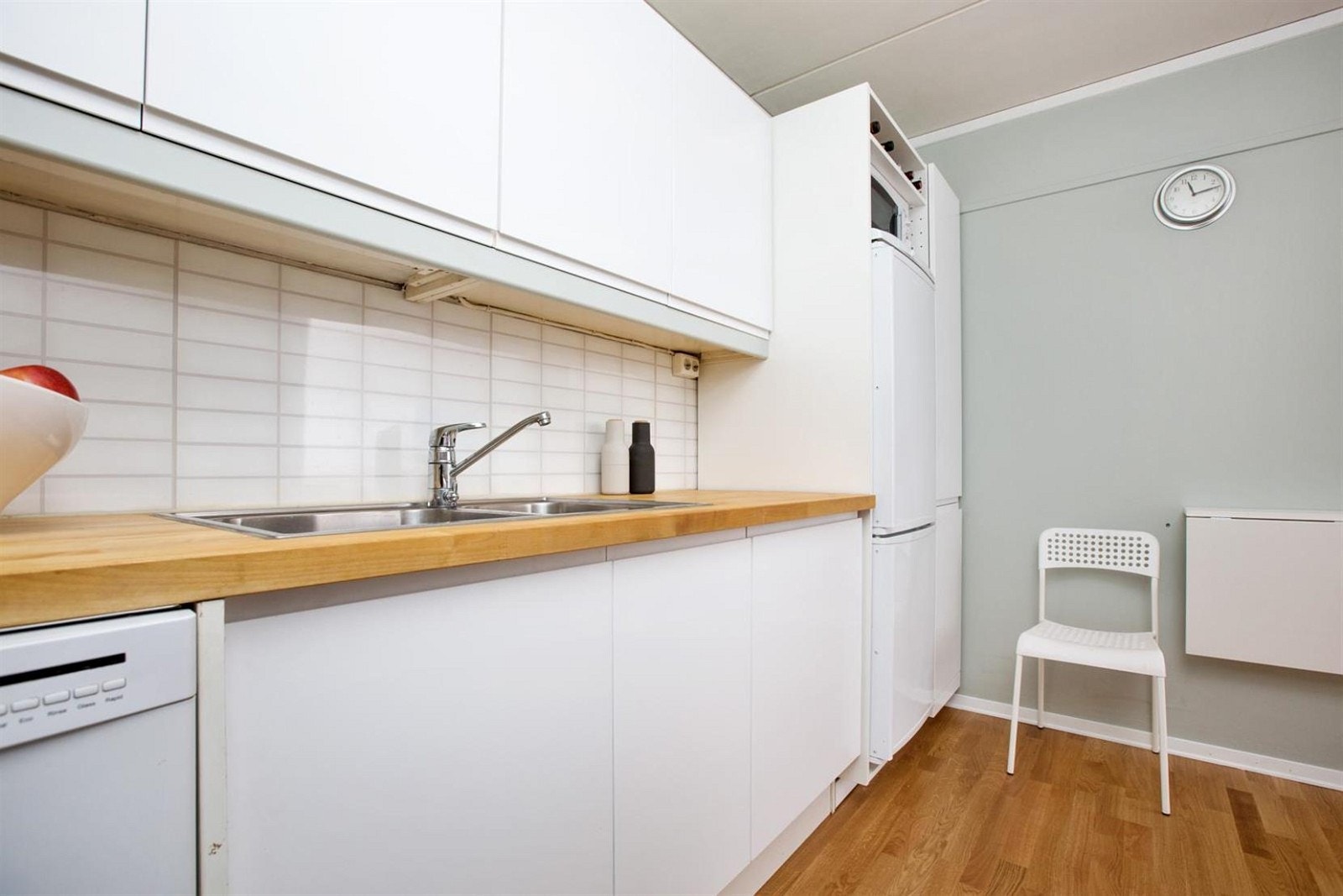 Det er god skapplass på kjøkkenet med også plass til et litet spisebord eller ekstra arbeidsbenk. Galleribilde