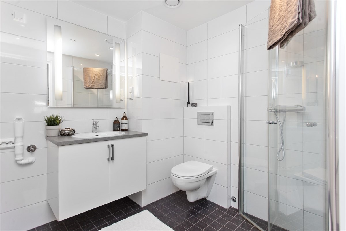 Badet er lyst og pent med varme i gulv som gir en god og behagelig oppvarming. Galleribilde