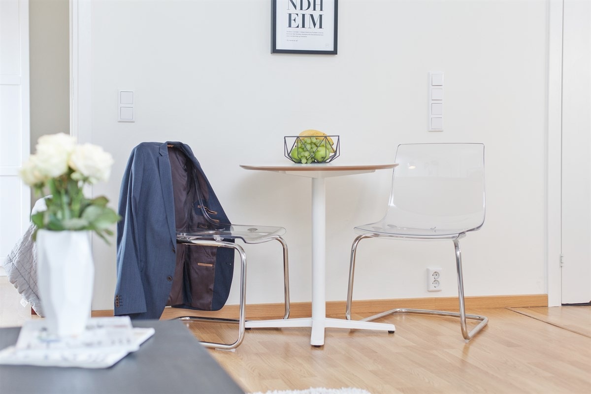 Det er lave fellesutgifter på kr. 1 744,- som inkluderer bl.a. TV, internett, parkering, varmtvann og oppvarming. Galleribilde