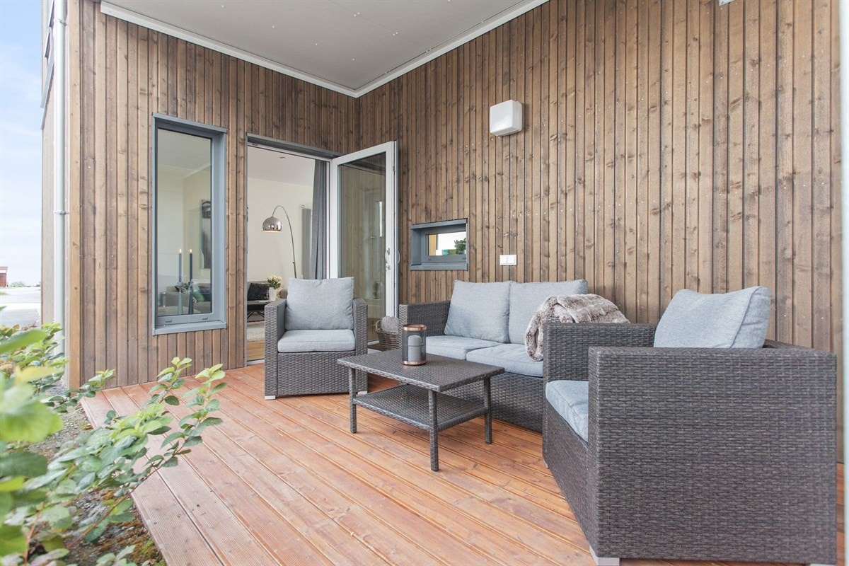 Sammenlignet med flere andre leiligheter, har terrassen en skjermet beliggenhet i god avstand fra veien. Galleribilde