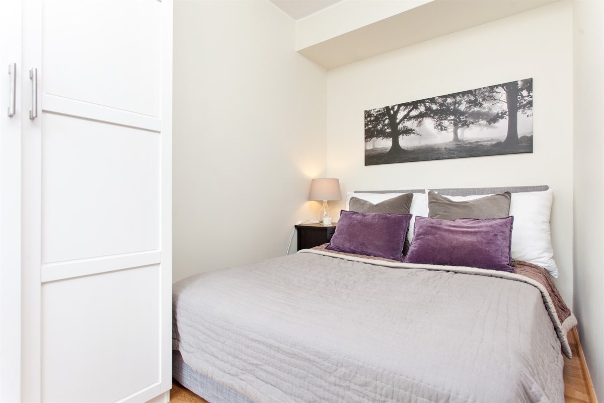 På soverommet har man god plass til dobbeltseng og skrivepult. Galleribilde