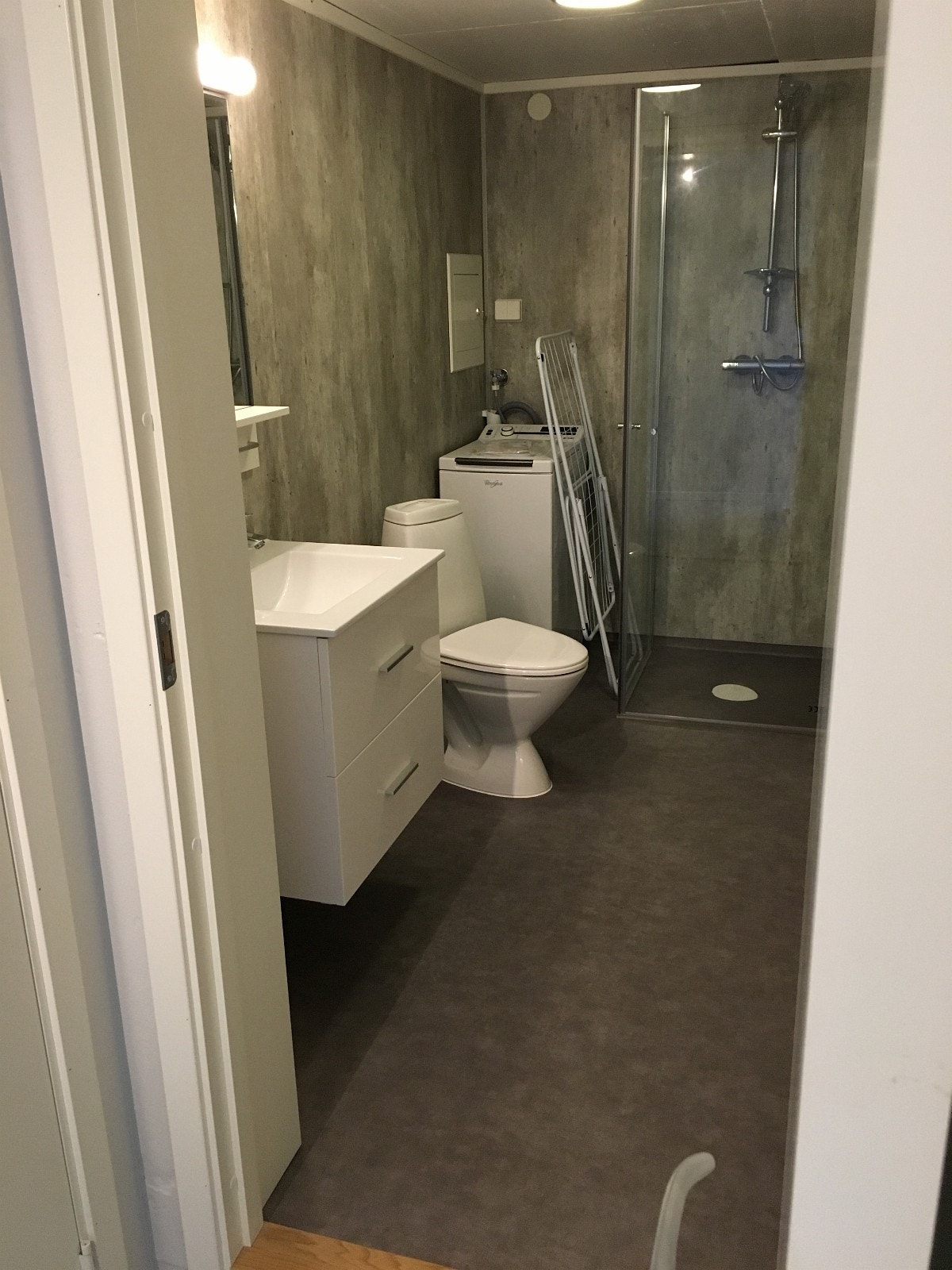 Fint og solid bad. Gulvvarme, vaskemaskin, dusj, do, vask, speil osv. Galleribilde