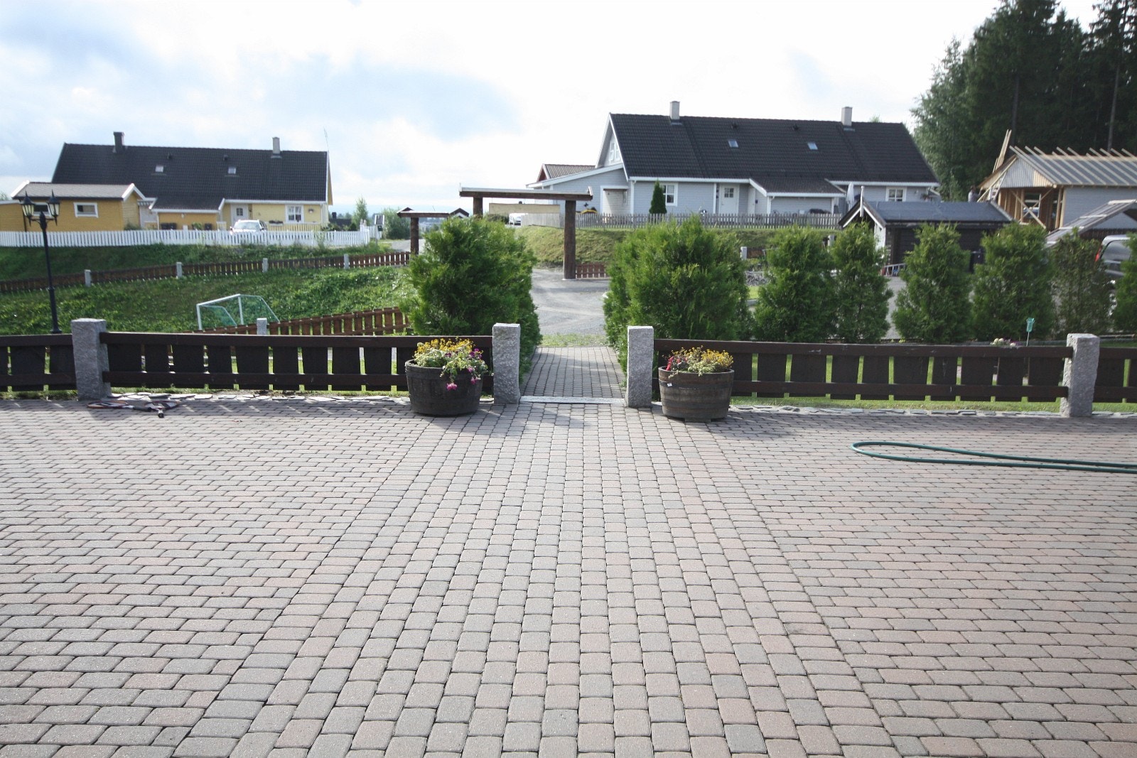 Uteplass foran hus Galleribilde