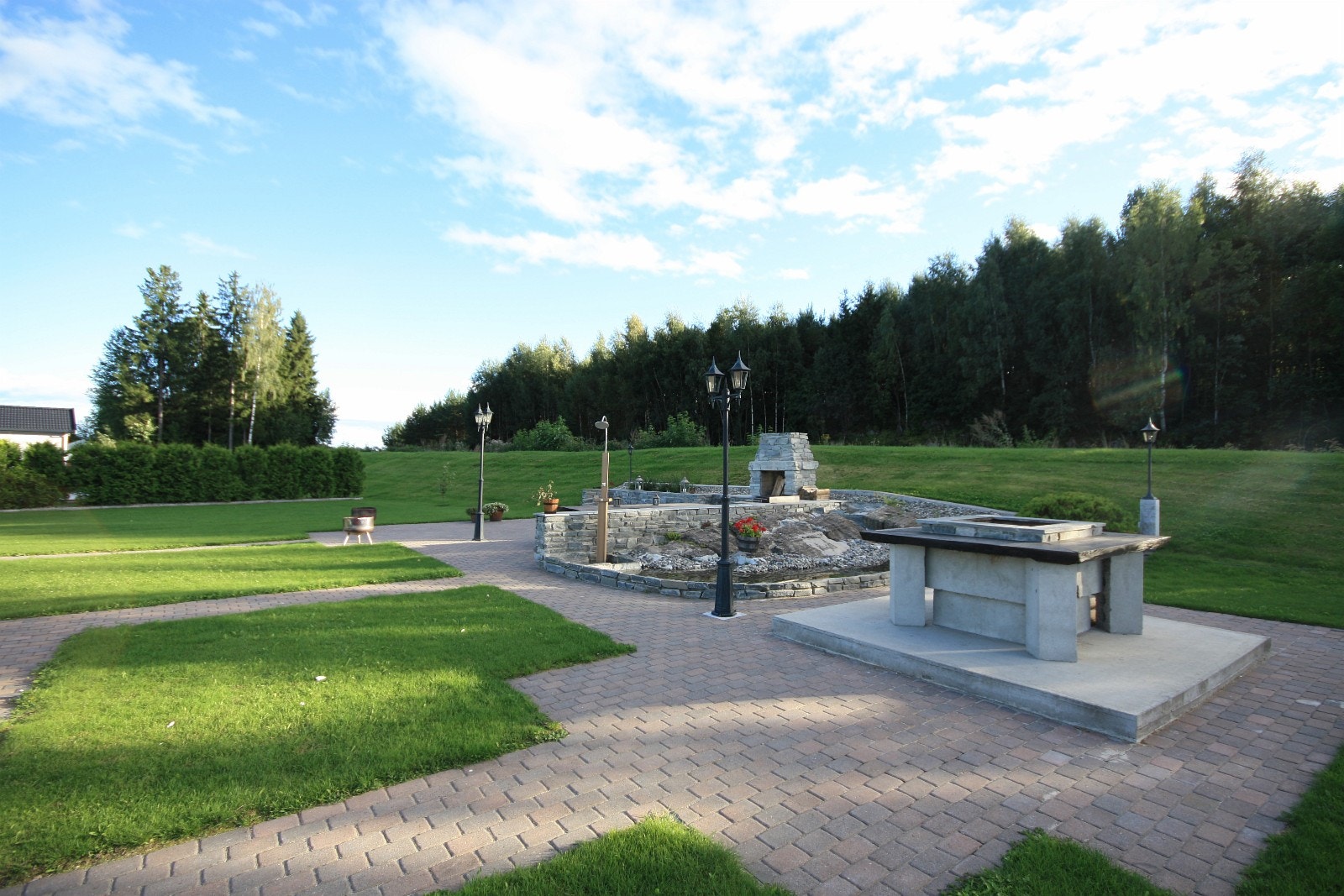 Utepeis og grill i hage Galleribilde