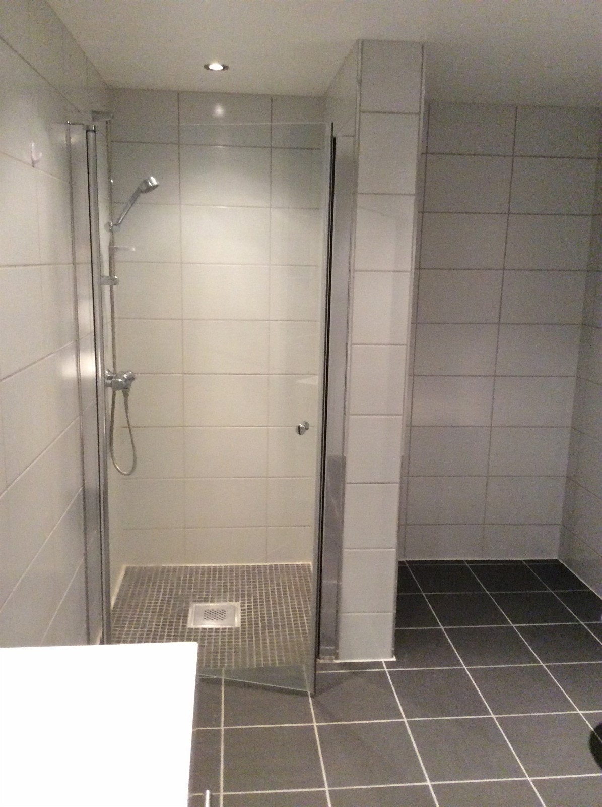 Dusjnisje med plass til vaskemaskin og tørketrommel på høyre side. Galleribilde