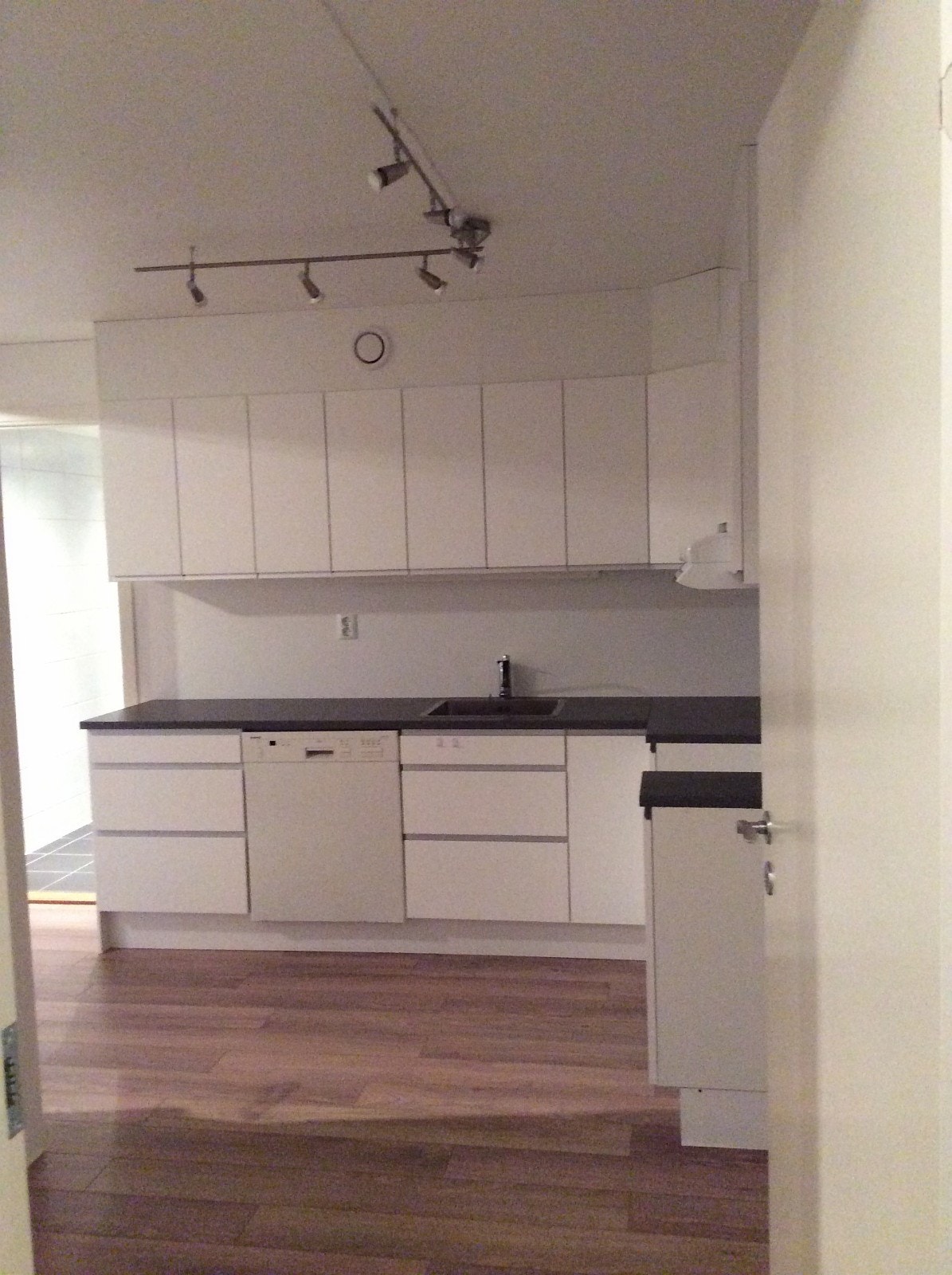 Kjøkken med åpen løsning mot stue, Galleribilde