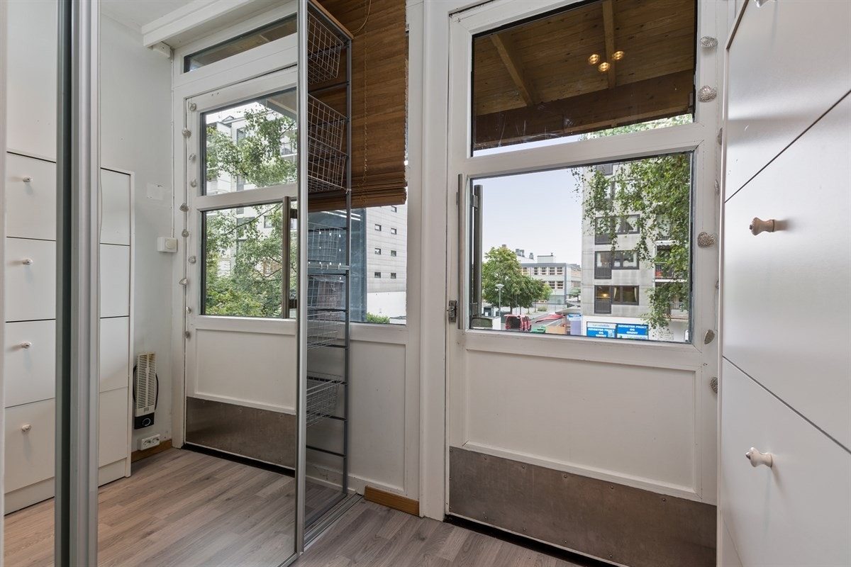 Egen inngang, skyvedørsgarderobe i speil med innreding følger Galleribilde