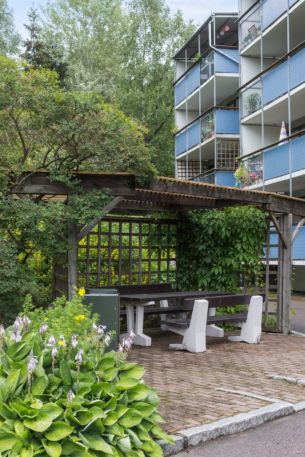 Hyggelige sittegrupper på borettslagets tomt Galleribilde