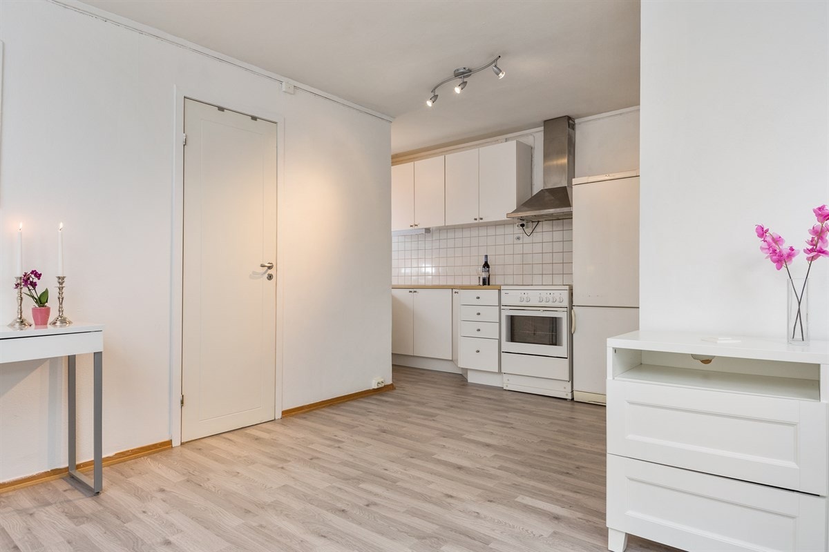 Det er lagt lysskinner i stue og kjøkken hvor en enkelt kan styre lyset trådløst Galleribilde