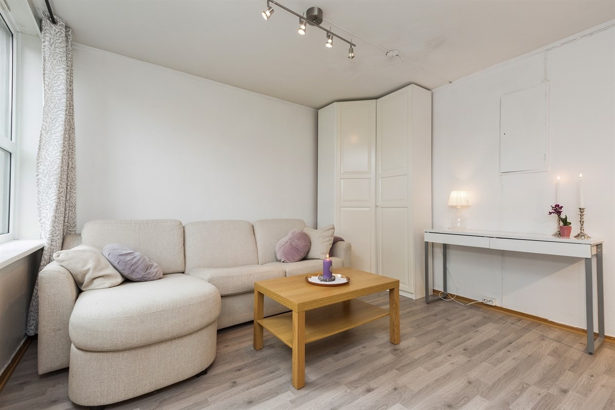 Det er overflatebehandlede vegger og nye gulv i stue, kjøkken og entre Galleribilde