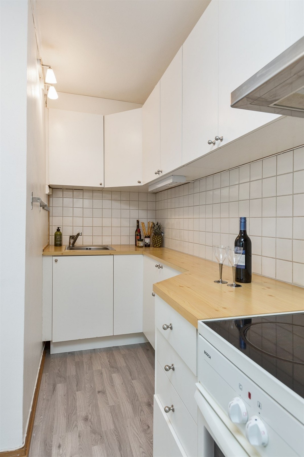 Praktisk kjøkken med mye skapplass Galleribilde