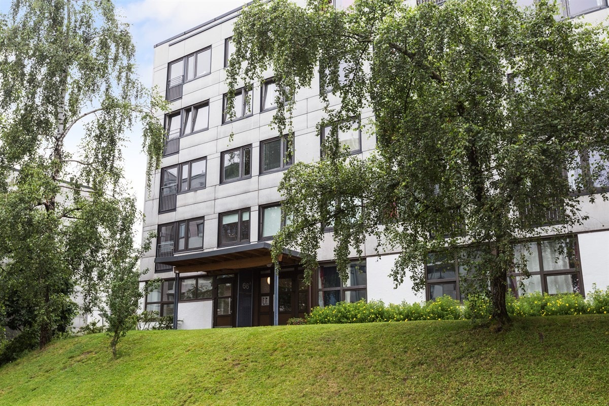 Leiligheten ligger i Setra Borettslag på Hovseter. Nærmeste bussholdeplass er Hovseter skole Galleribilde