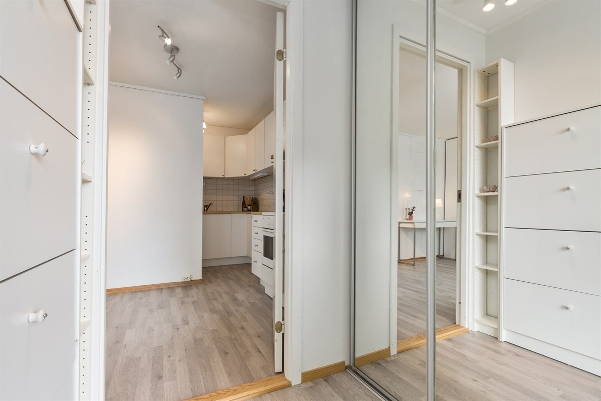 Det er lagt nytt lyst gulv i entre Galleribilde