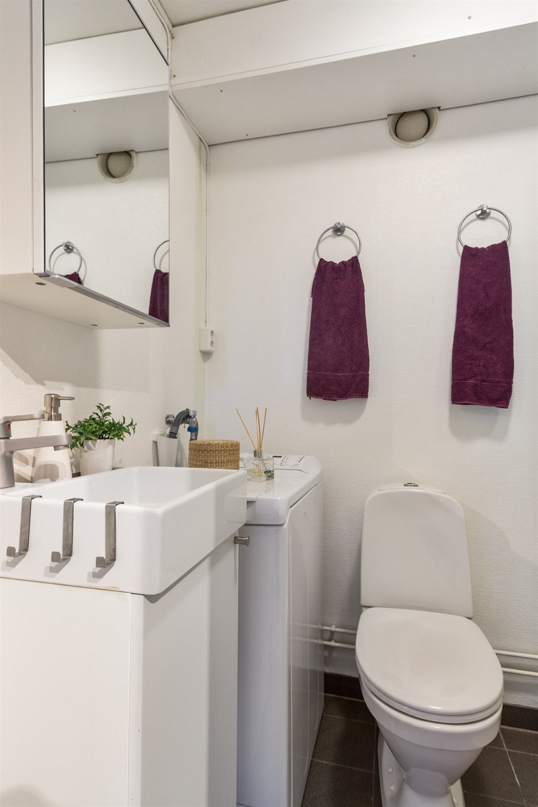 Klosett, dusjkabinett, servant med over og underskap på bad Galleribilde