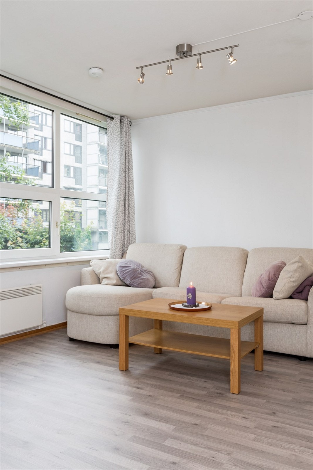 Store vinduer slipper rikelig med lys inn i leiligheten Galleribilde