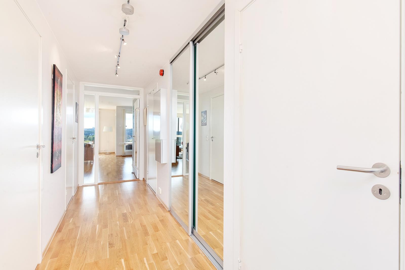 Gang med skyvedørsgarderobe Galleribilde