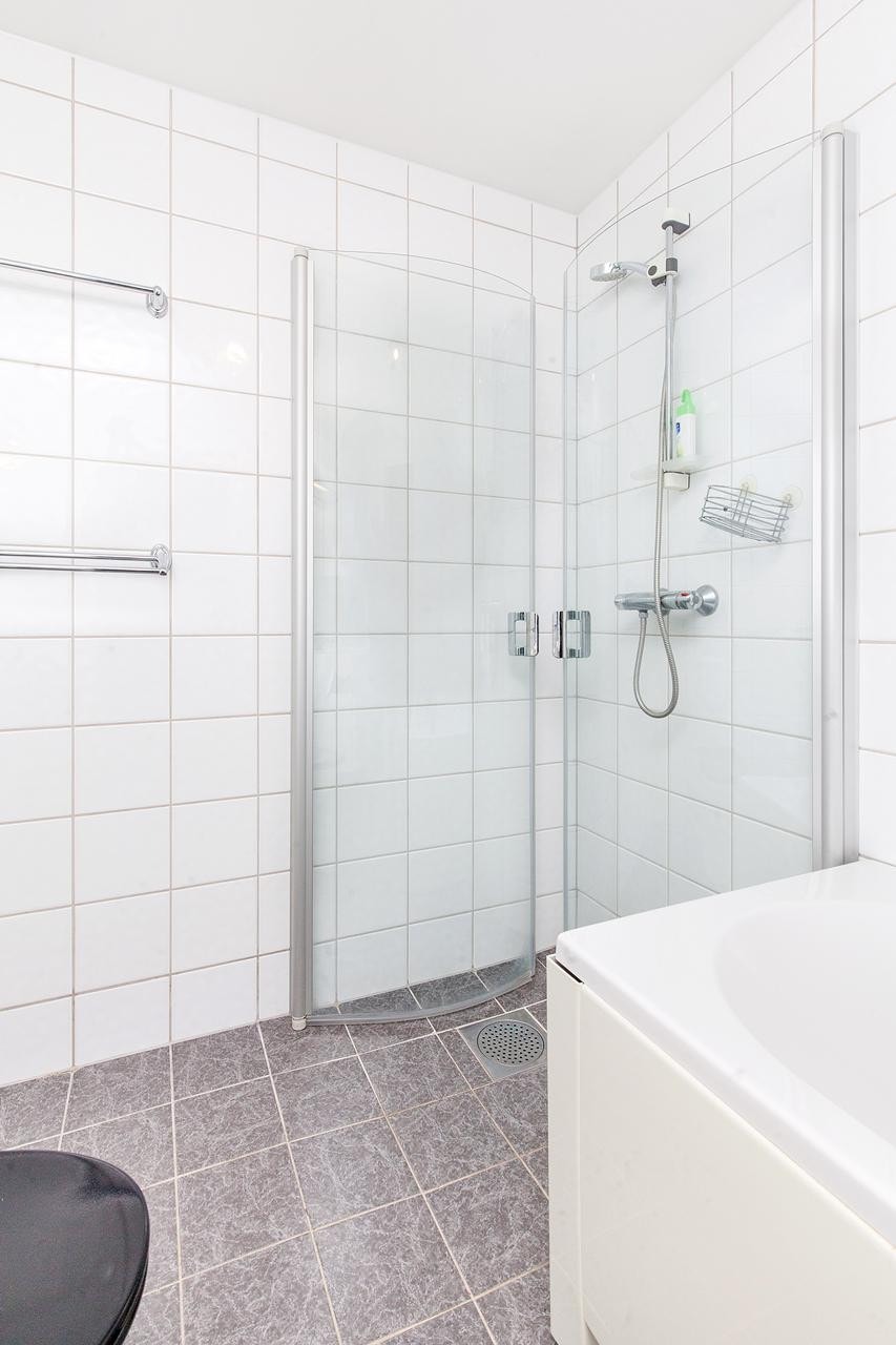 Pent, flislagt bad med dusj Galleribilde