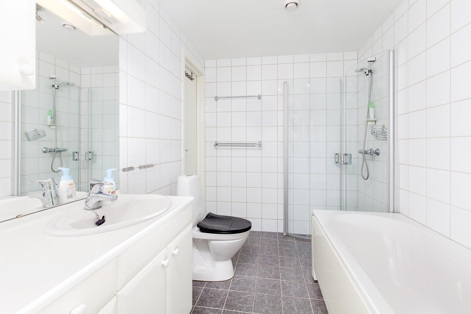 Meget pent bad med fliser på gulv og vegger Galleribilde